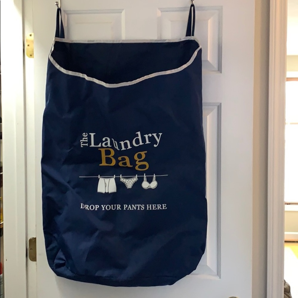 Hanging laundry bag
